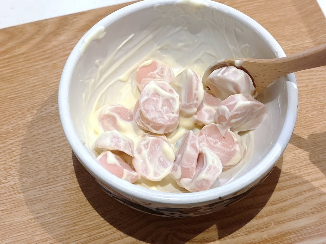 スプーンでしっかり混ぜて、魚肉ソーセージをソースに絡める