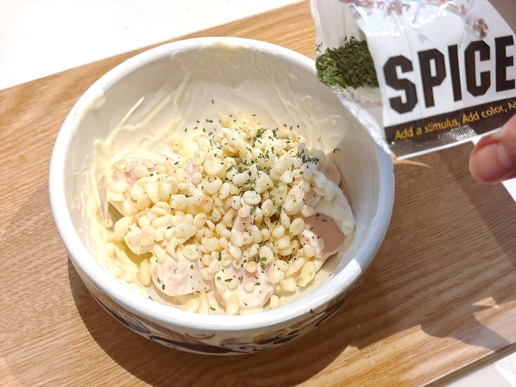 手順3.天かすと乾燥パセリをかける