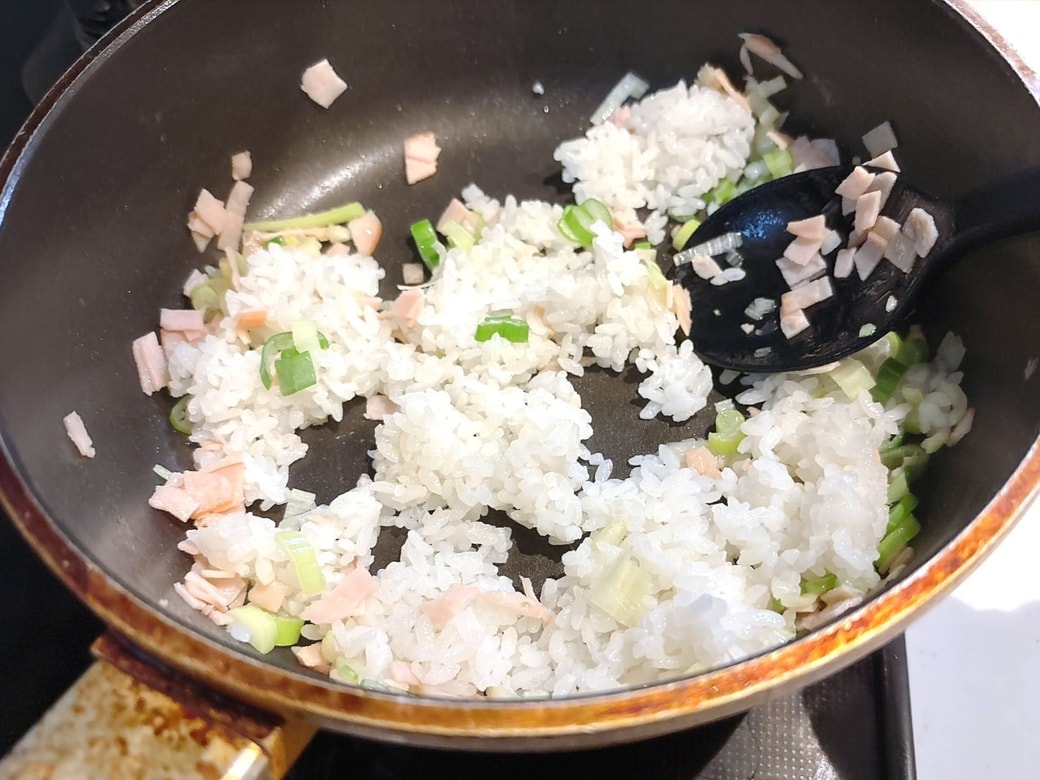 手順2.ごはんを加えて炒める