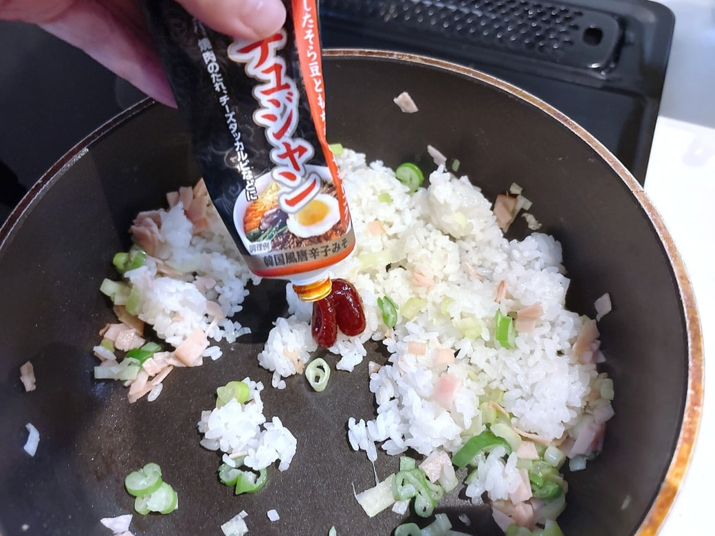 手順2.コチュジャンを入れて炒めて、塩こしょうで味をととのえる