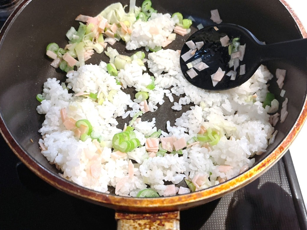 手順2.ごはんを加えて炒めたら、粉チーズ・醤油・塩で味付けする