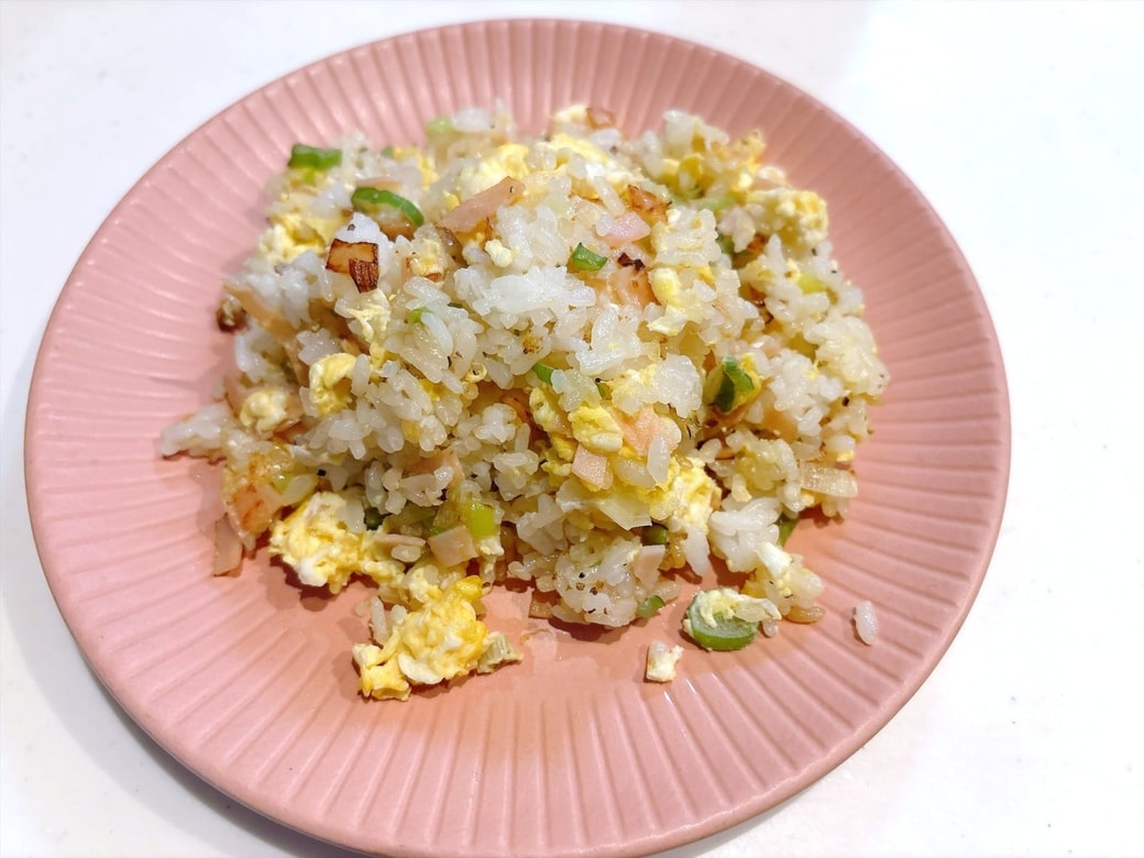 できあがった「粉チーズチャーハン」