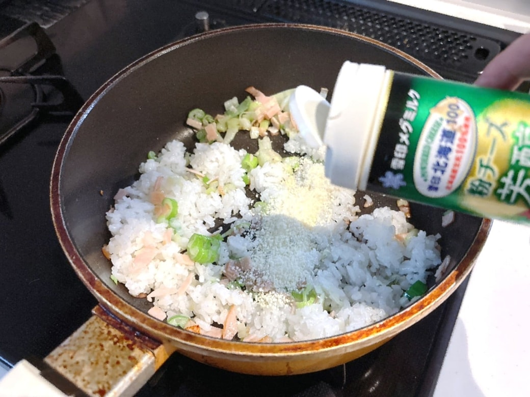粉チーズ・醤油・塩で味付けする