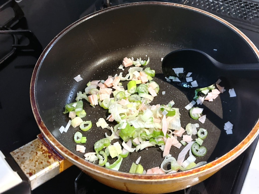 手順1.フライパンに油をひき、刻んだねぎと細かく切ったハムを炒める