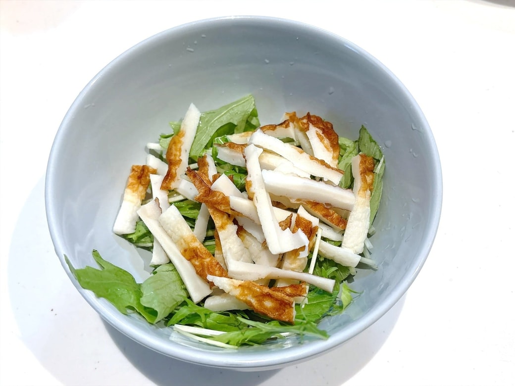 手順1．水菜を洗って水を切り、ちくわと一緒に食べやすい大きさにカットする