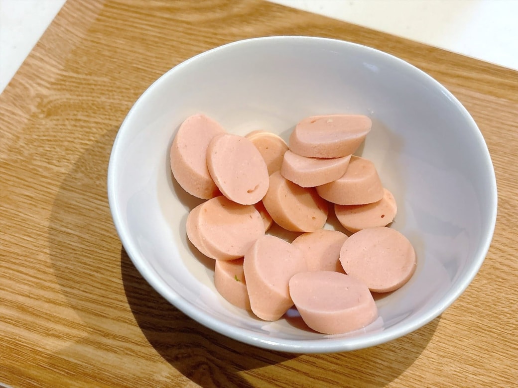 手順1.魚肉ソーセージを食べやすい大きさにカットする
