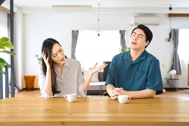 悩む夫婦