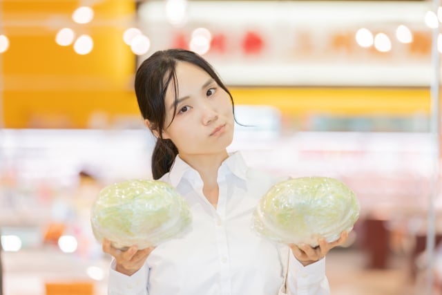 食材を比べる女性