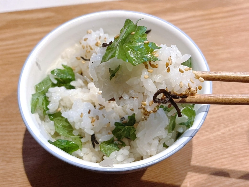 塩昆布の塩味と大葉のさわやかな風味がごはんに合う