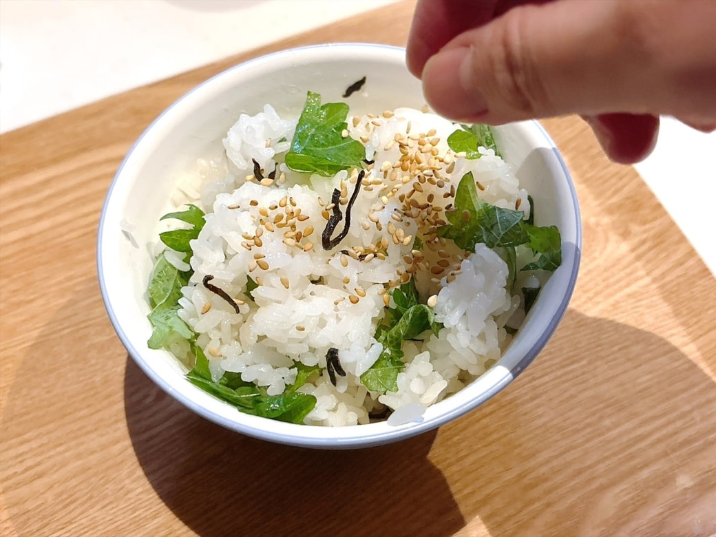 手順2.茶碗に盛り付けたら、白ごまをふる