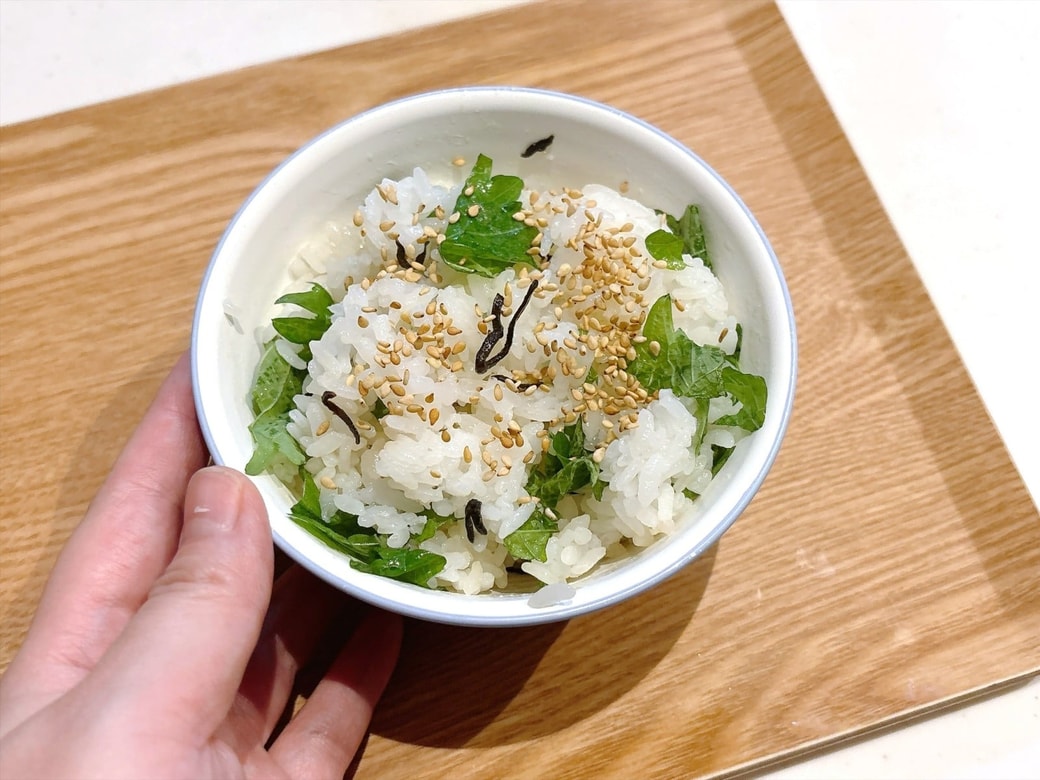 できあがった「大葉と塩昆布のまぜごはん」