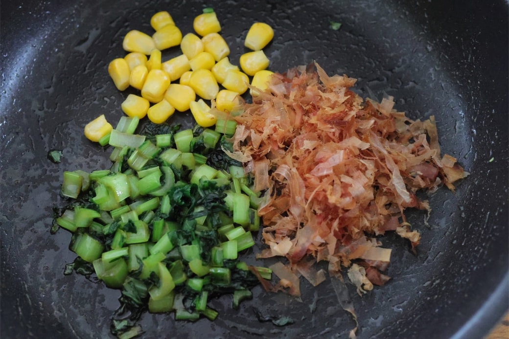 「小松菜とコーンのおかかおにぎり」