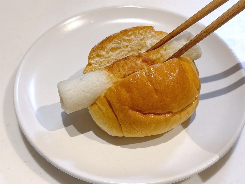 手順2.ロールパンにちくわを挟み、マヨネーズと中濃ソースをかける