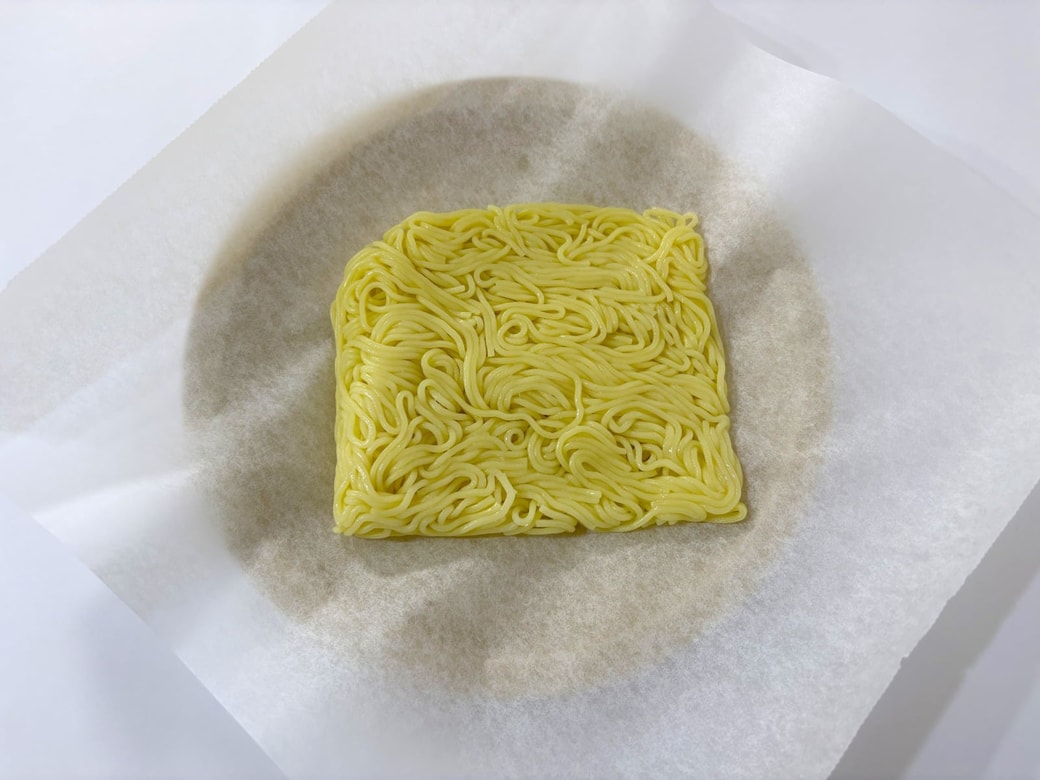耐熱皿にクッキングシートを敷き、麺をのせる