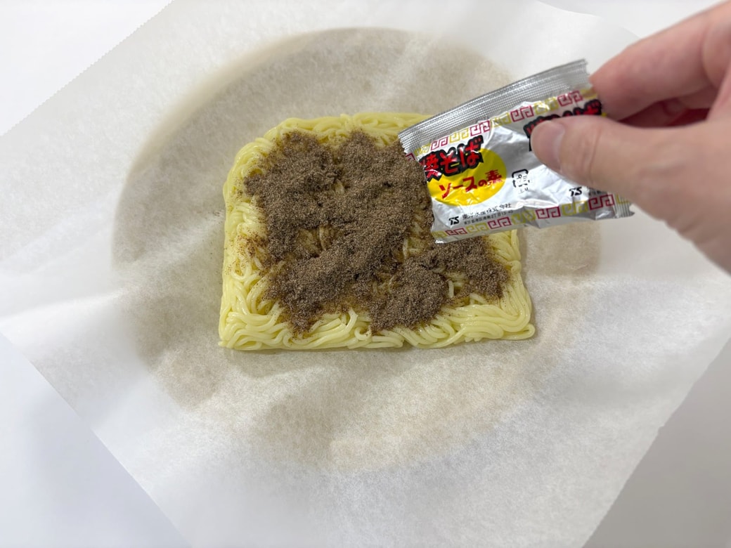 酒を回しかけ、粉末ソースを振りかける