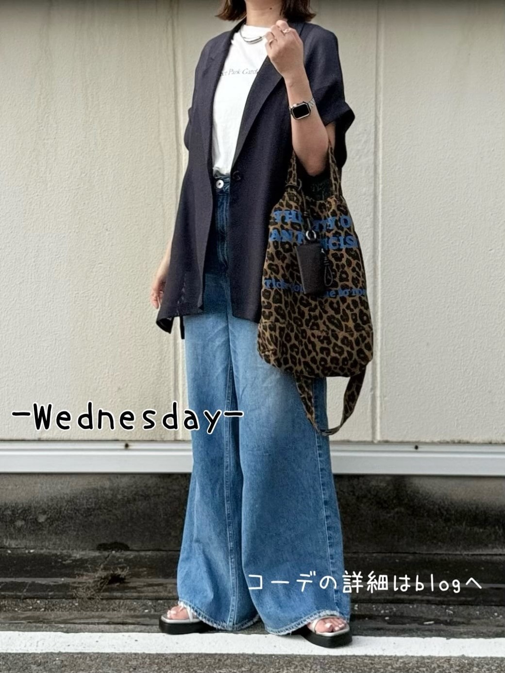 ジャケットの下のTシャツはインしてバランスよくコーディネート。
