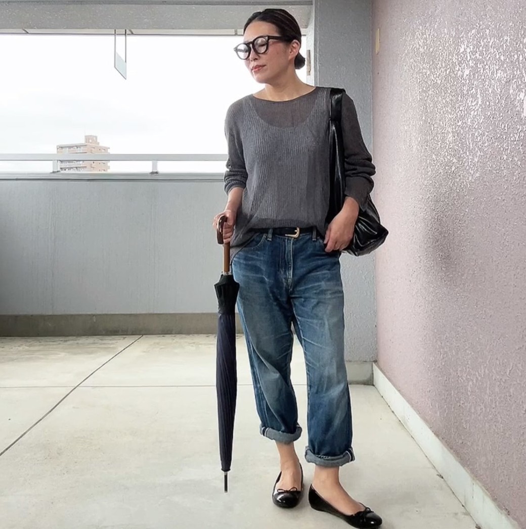 透け感のあるトップスや、デニムのロールアップでさりげない抜け感を演出。