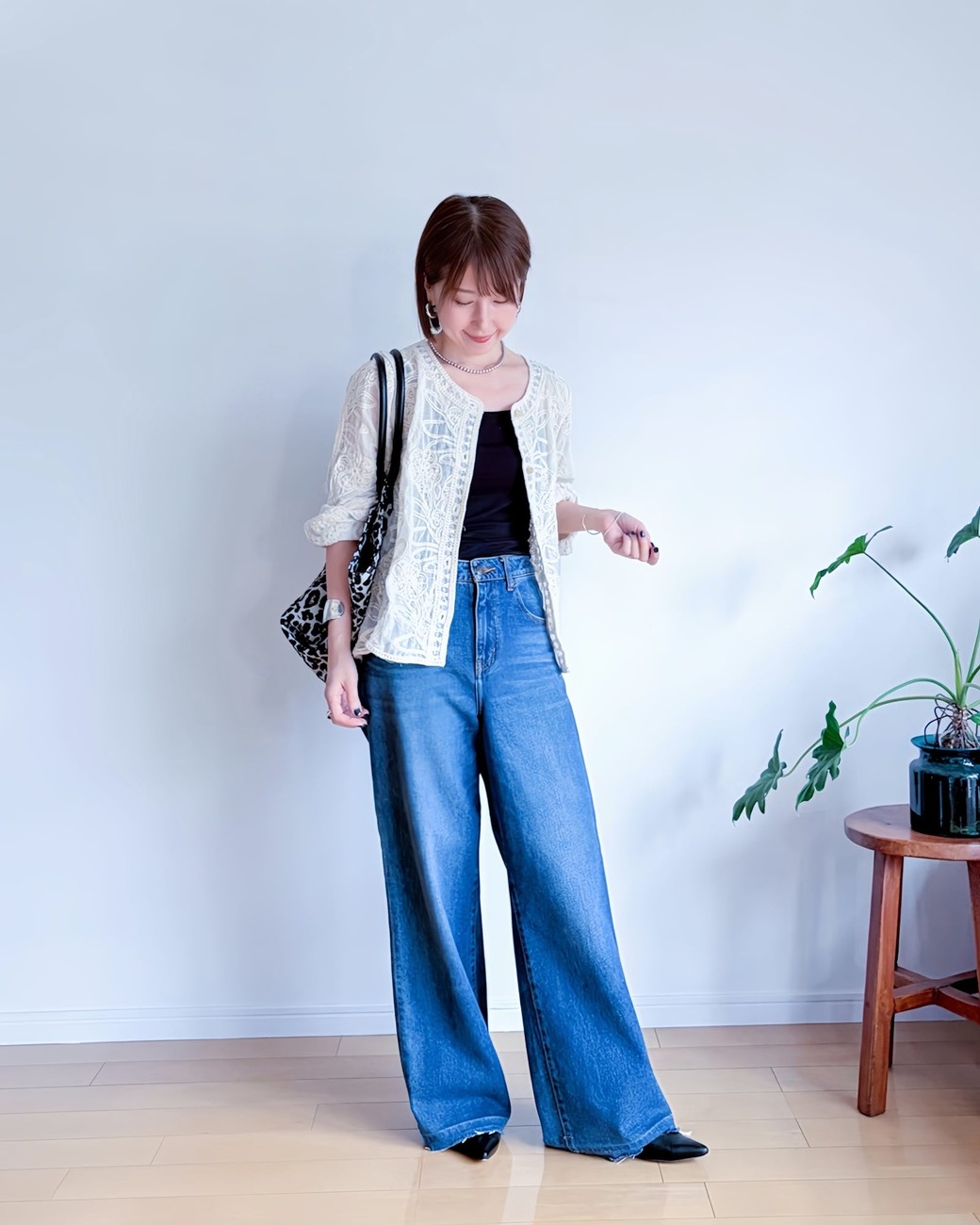 白の刺繍ノーカラージャケットを合わせて軽やかな印象に。