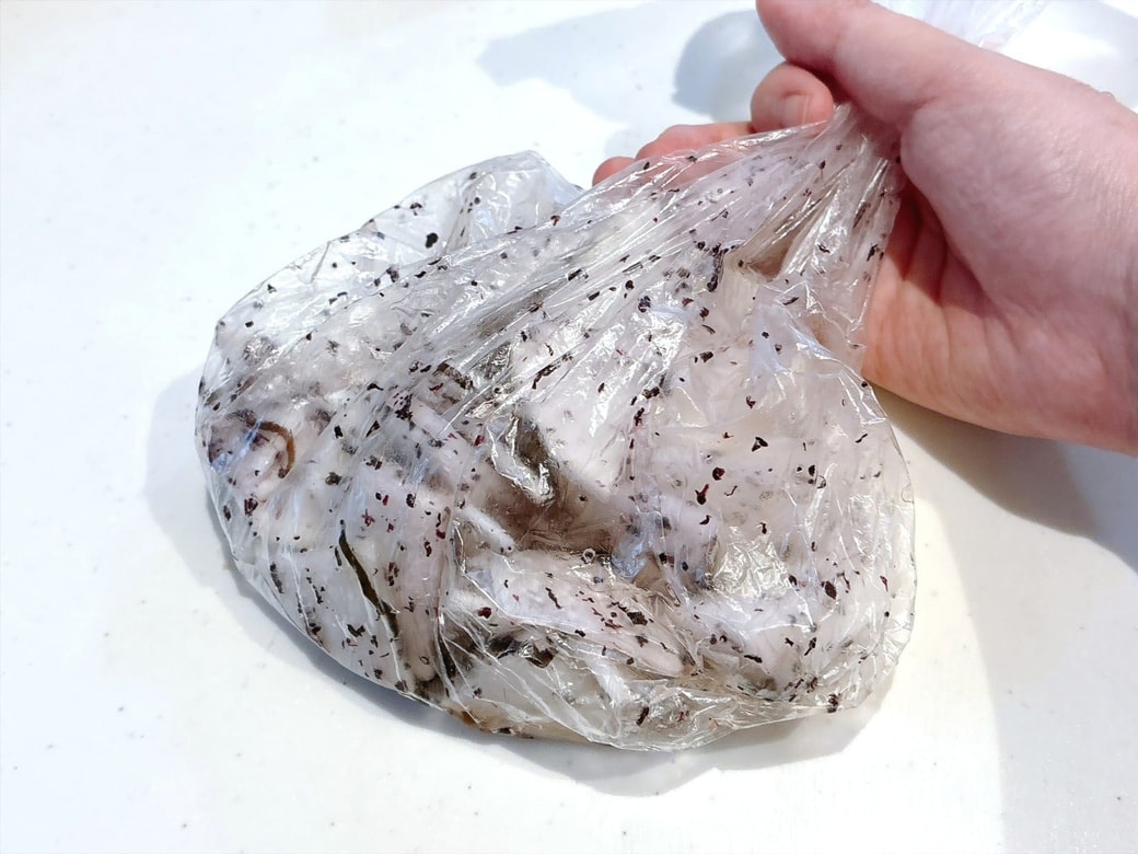 大根に味を馴染ませるように揉み込む