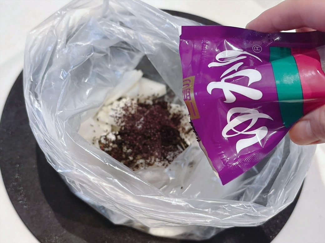 手順2．ポリ袋に残りの材料をすべて入れて、しっかりと揉む