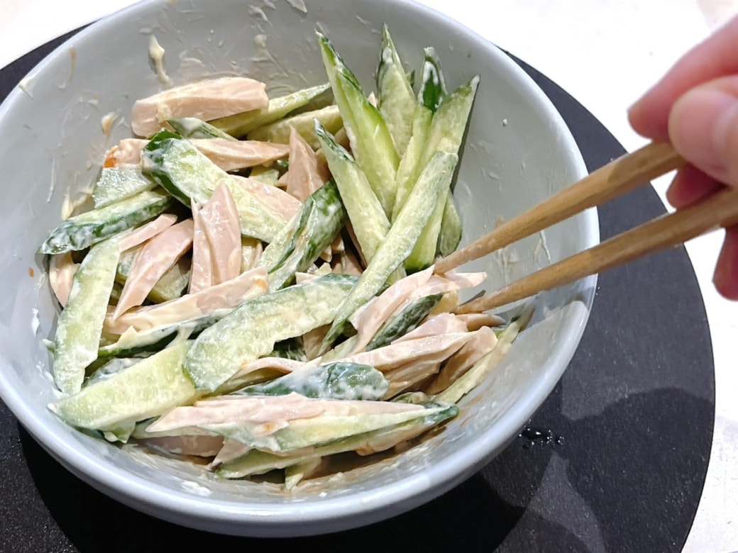 「きゅうりと魚肉ソーセージのオーロラソース和え」のできあがり