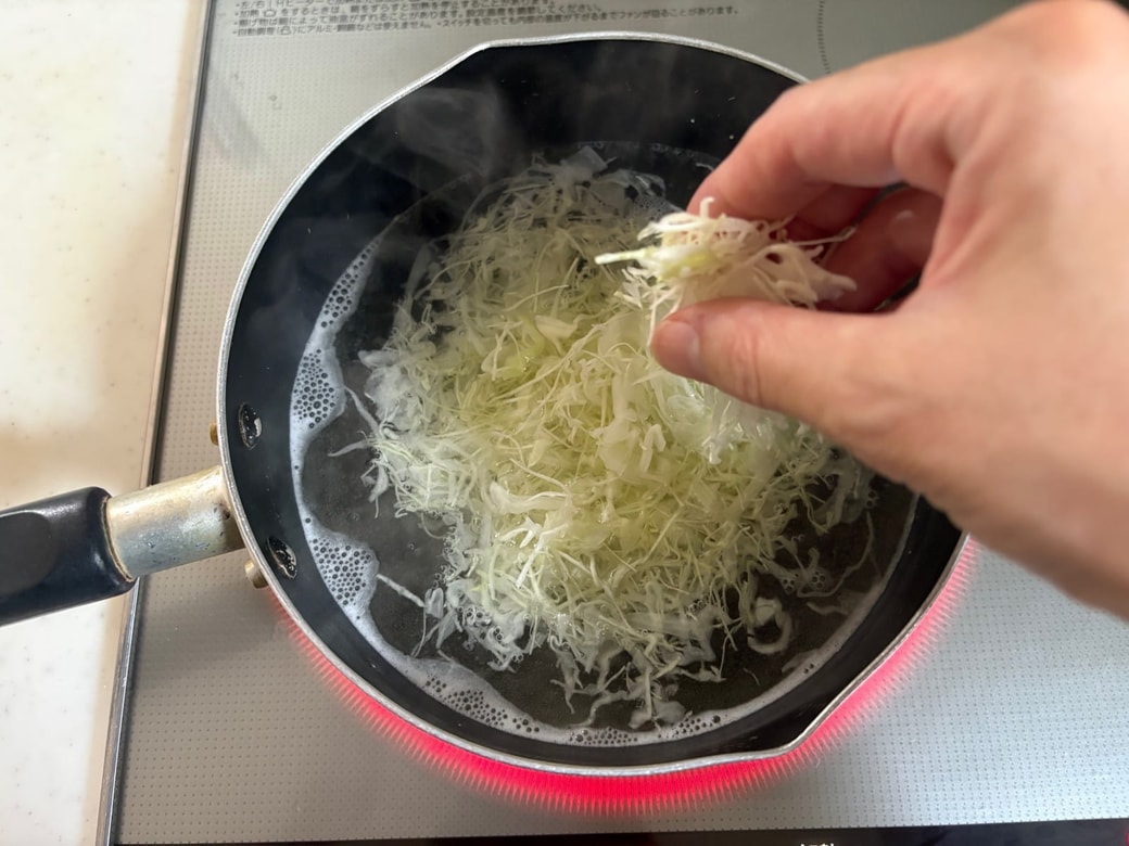 水を沸騰させてキャベツと鶏ガラスープの素を加える