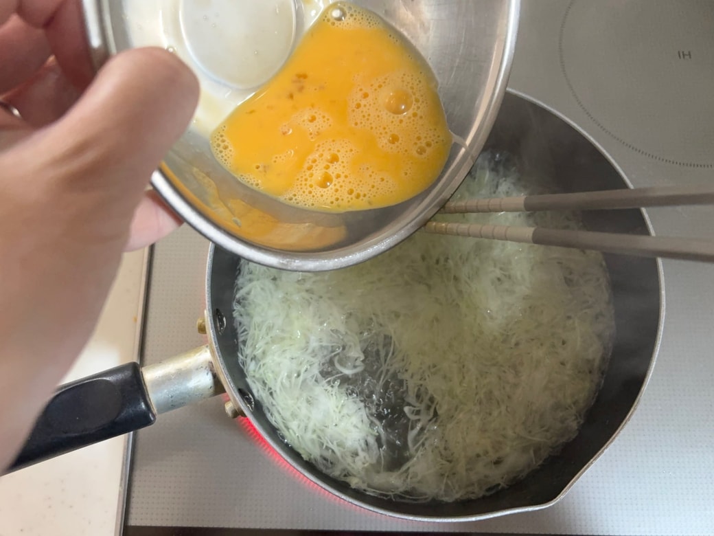 溶き卵を入れる