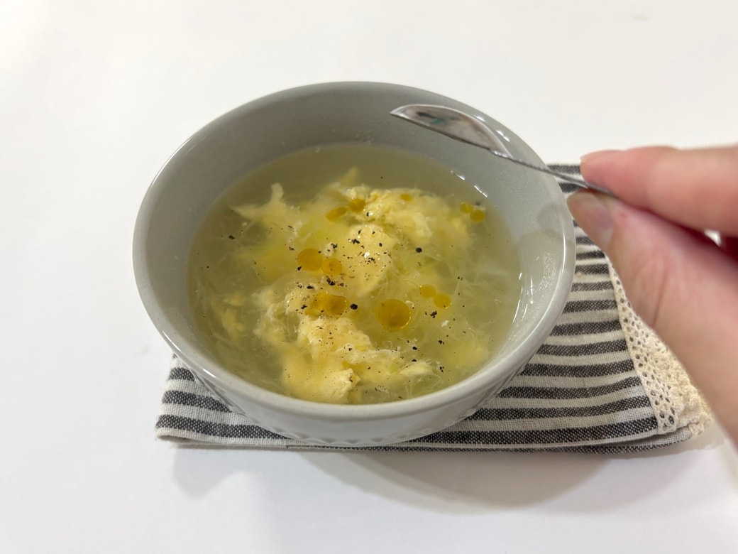 ごま油とブラックペッパーをかける