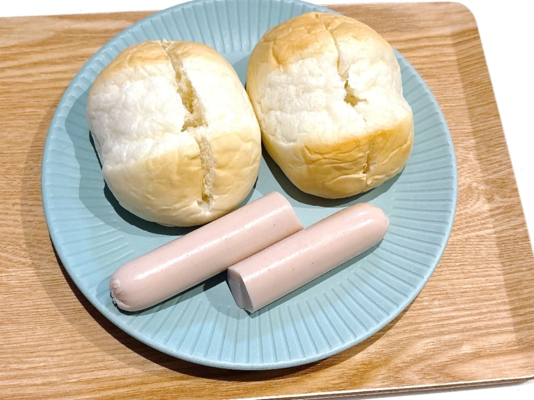 順1.魚肉ソーセージを半分にカットして、切り込みを入れたロールパンに挟む