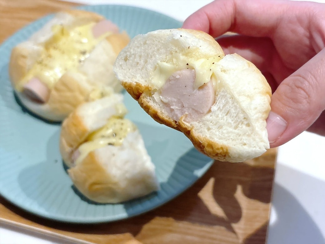 温かくなったロールパンがふわっとしていて、魚肉ソーセージのほどよい塩気とチーズがよく合う