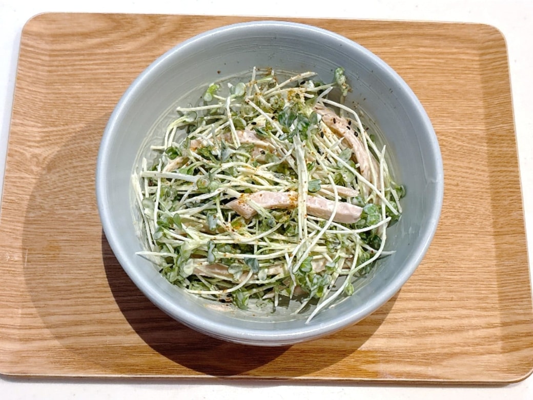 できあがった「魚肉ソーセージとかいわれ大根のマヨ七味和え」