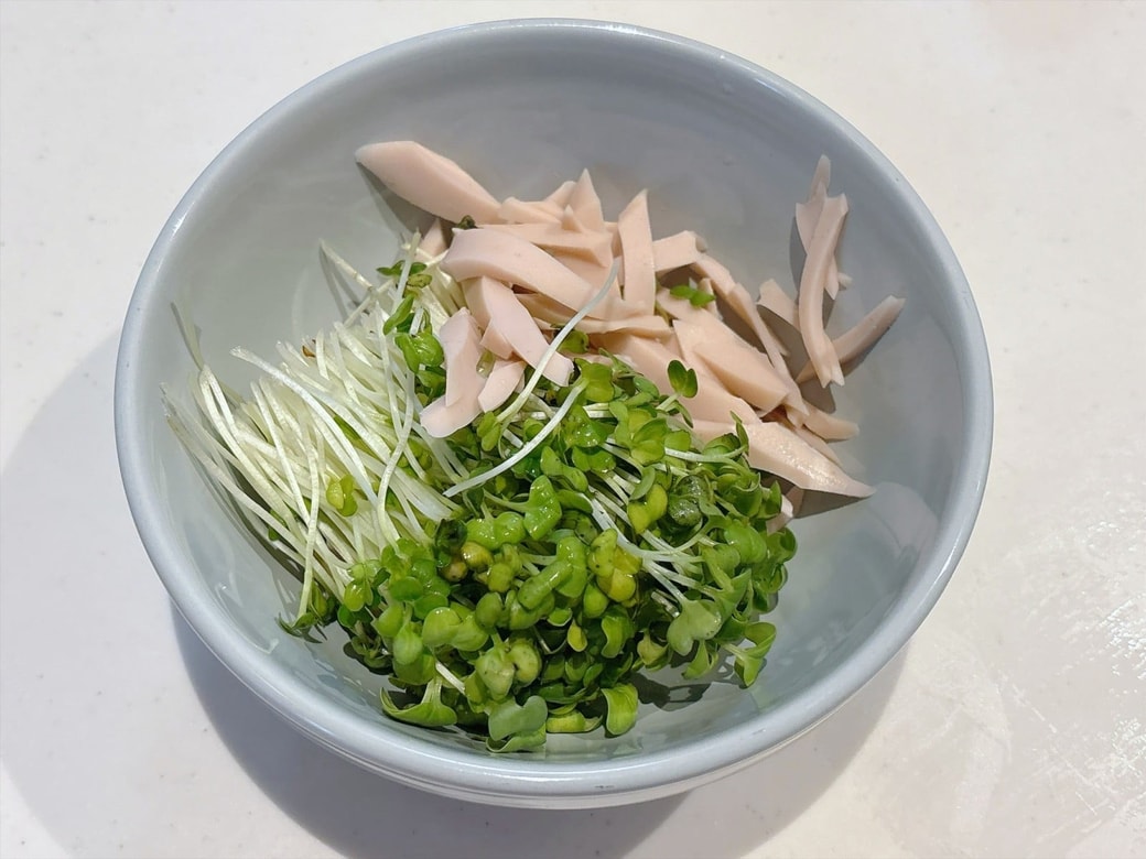 手順1.魚肉ソーセージを細切りに、かいわれ大根は根元をカットする