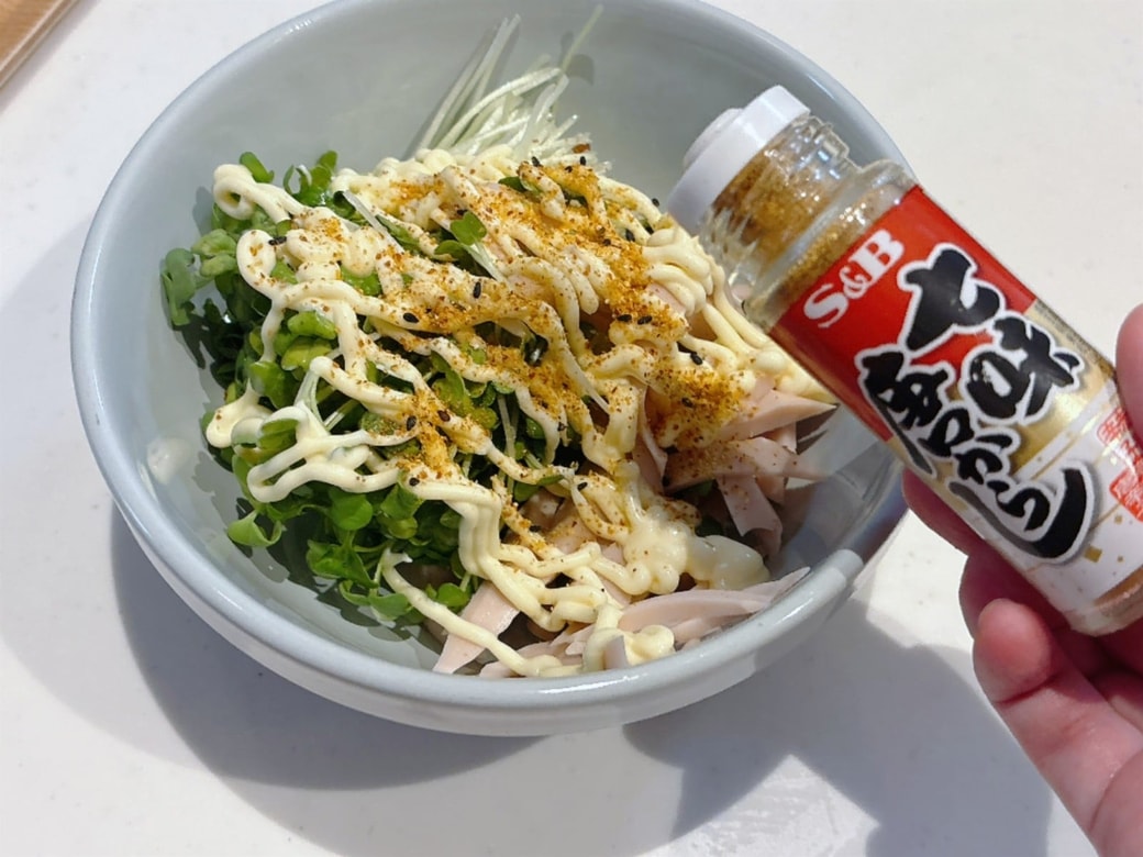 手順2.マヨネーズと七味をかけたら、さっと和える