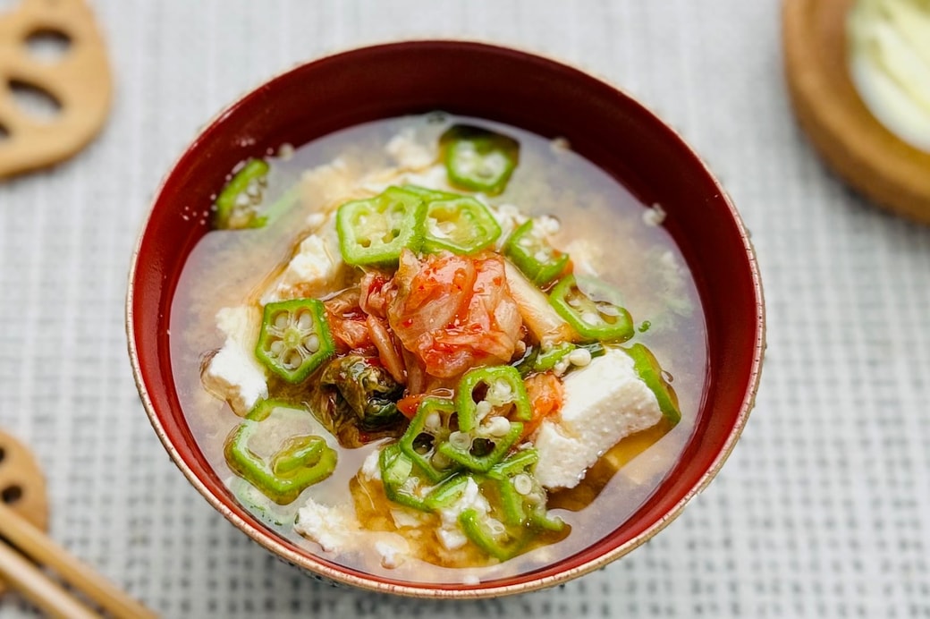 キムチとちぎり豆腐のみそ汁