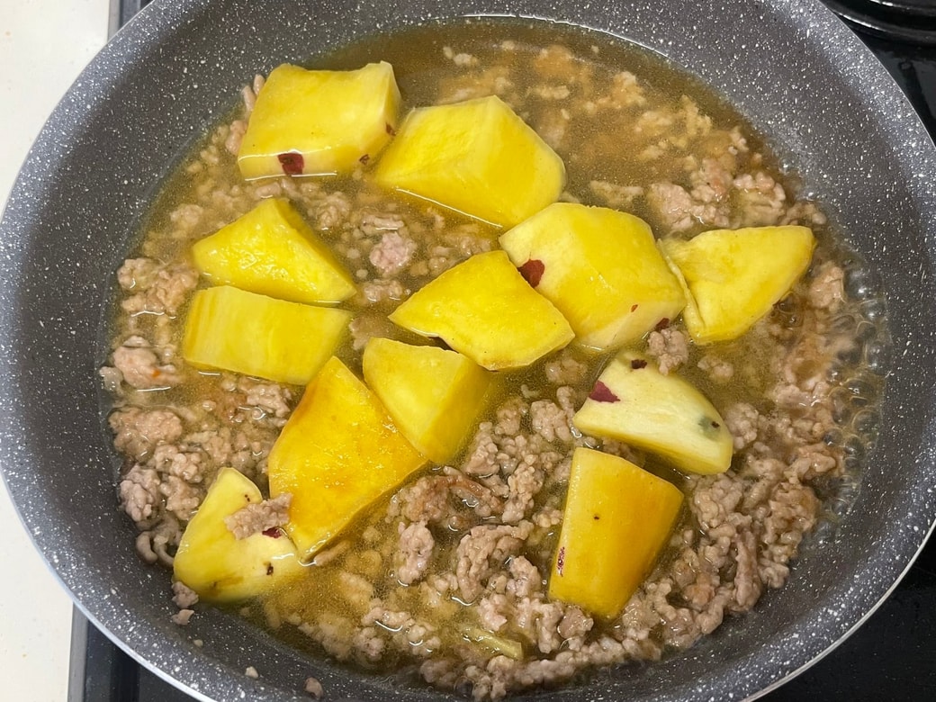 さつまいもとひきにくのカレー煮