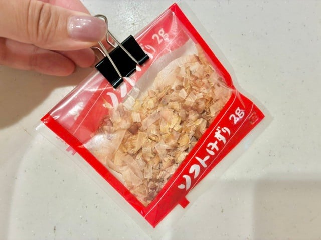 留める