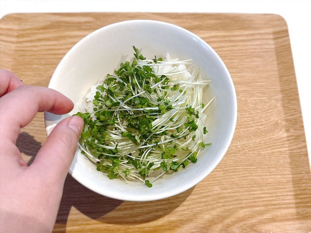 手順1.ごはんを茶碗に盛り、根元をカットしたブロッコリースプラウトをのせる
