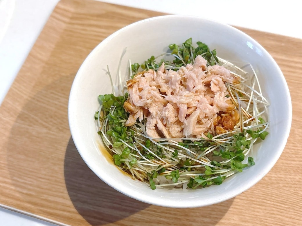 できあがった「ツナスプラウト丼