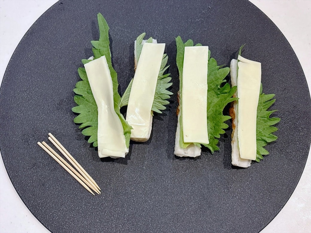 大葉とスライスチーズをちくわにのせた様子