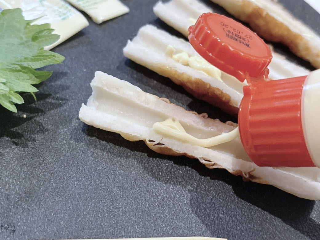 手順2．ちくわのくぼみがある方を上にしてマヨネーズをかけ、大葉とスライスチーズをのせる