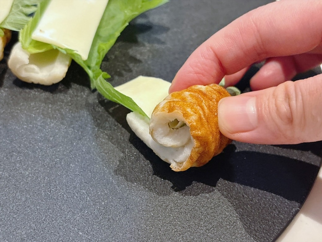 手順3．手前からくるくる巻いて、つまようじでとめる