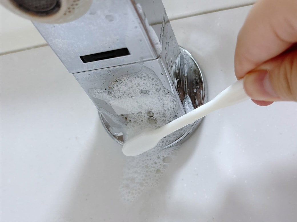 細かい部分は歯ブラシで
