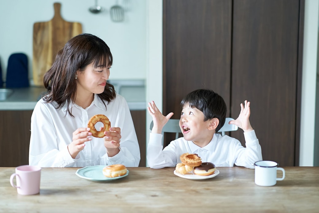 おやつを食べる親子