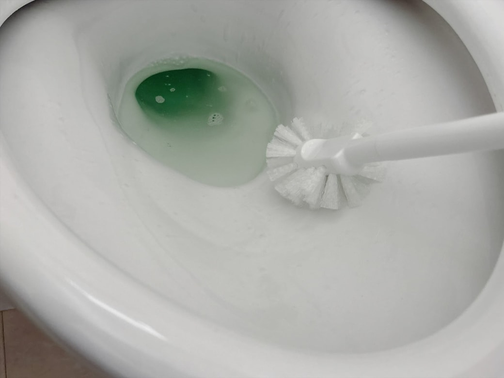 手順2.トイレブラシで便器内をこすり、汚れを落とす
