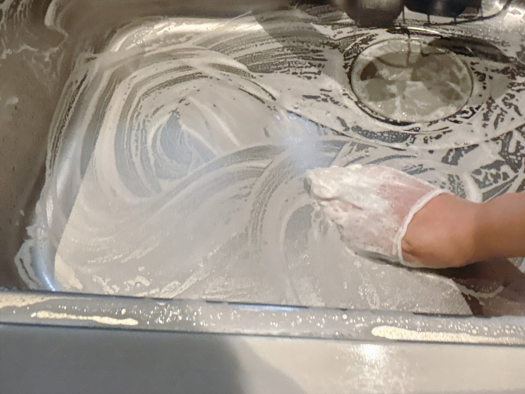 手順3.キッチンシンクを磨く