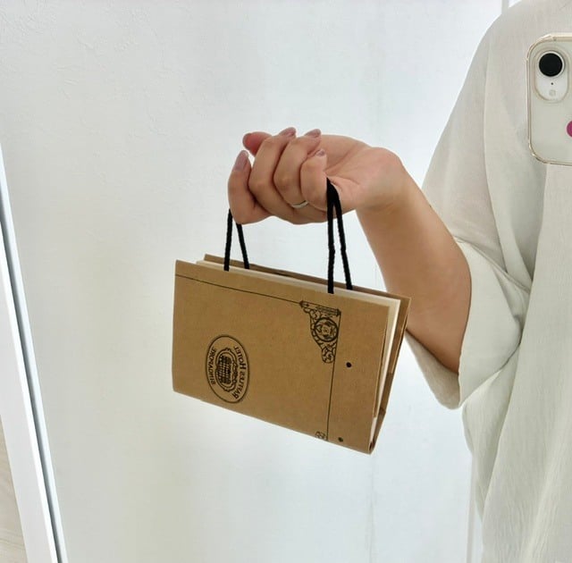 紙袋がかわいいブックカバーに変身！