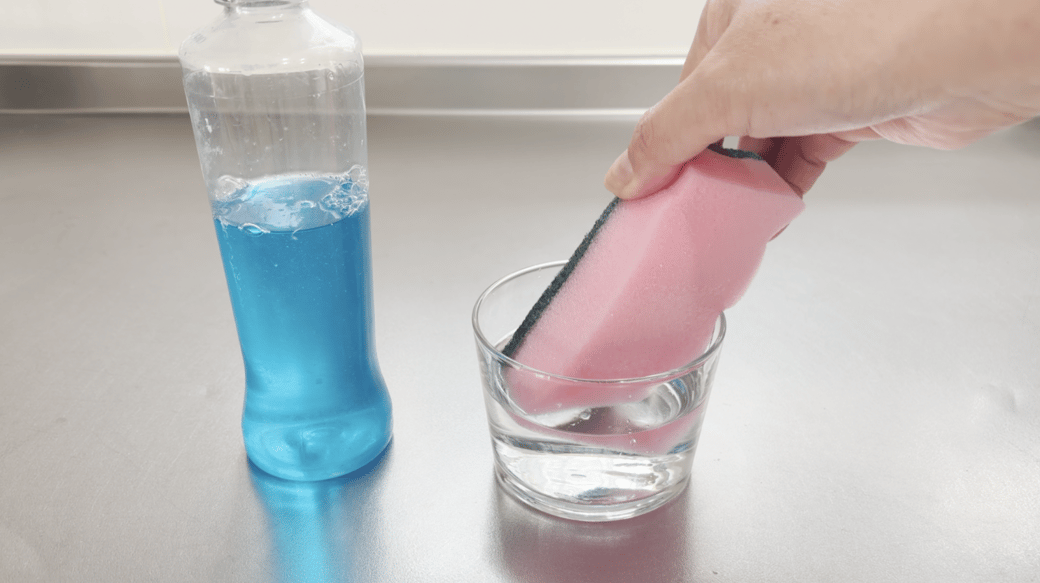 洗剤液にスポンジを浸す