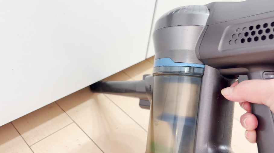 手前にかき出したゴミを掃除機で吸う