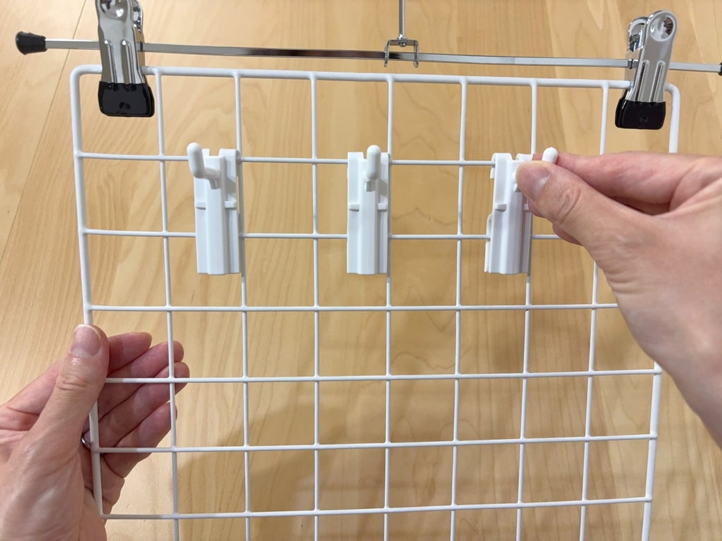 ワイヤーネット用フックを取り付ける