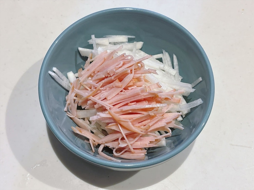 手順1．大根とハムを細切りにする